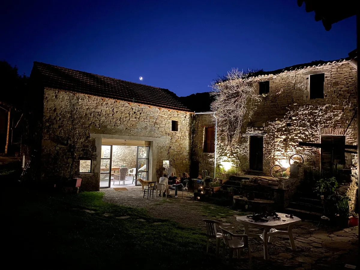 Cortile della bottega al crepuscolo