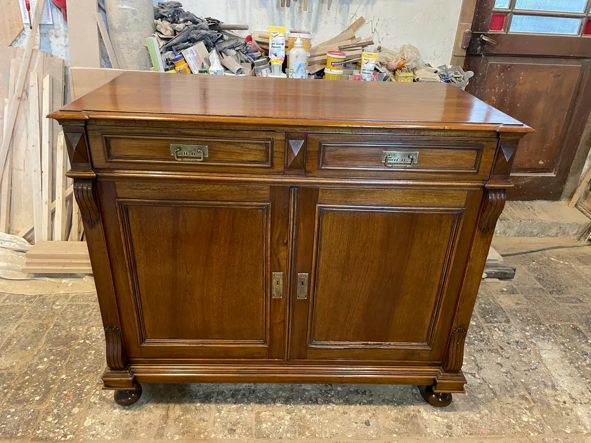 Credenza in noce restaurata con maniglie in ottone