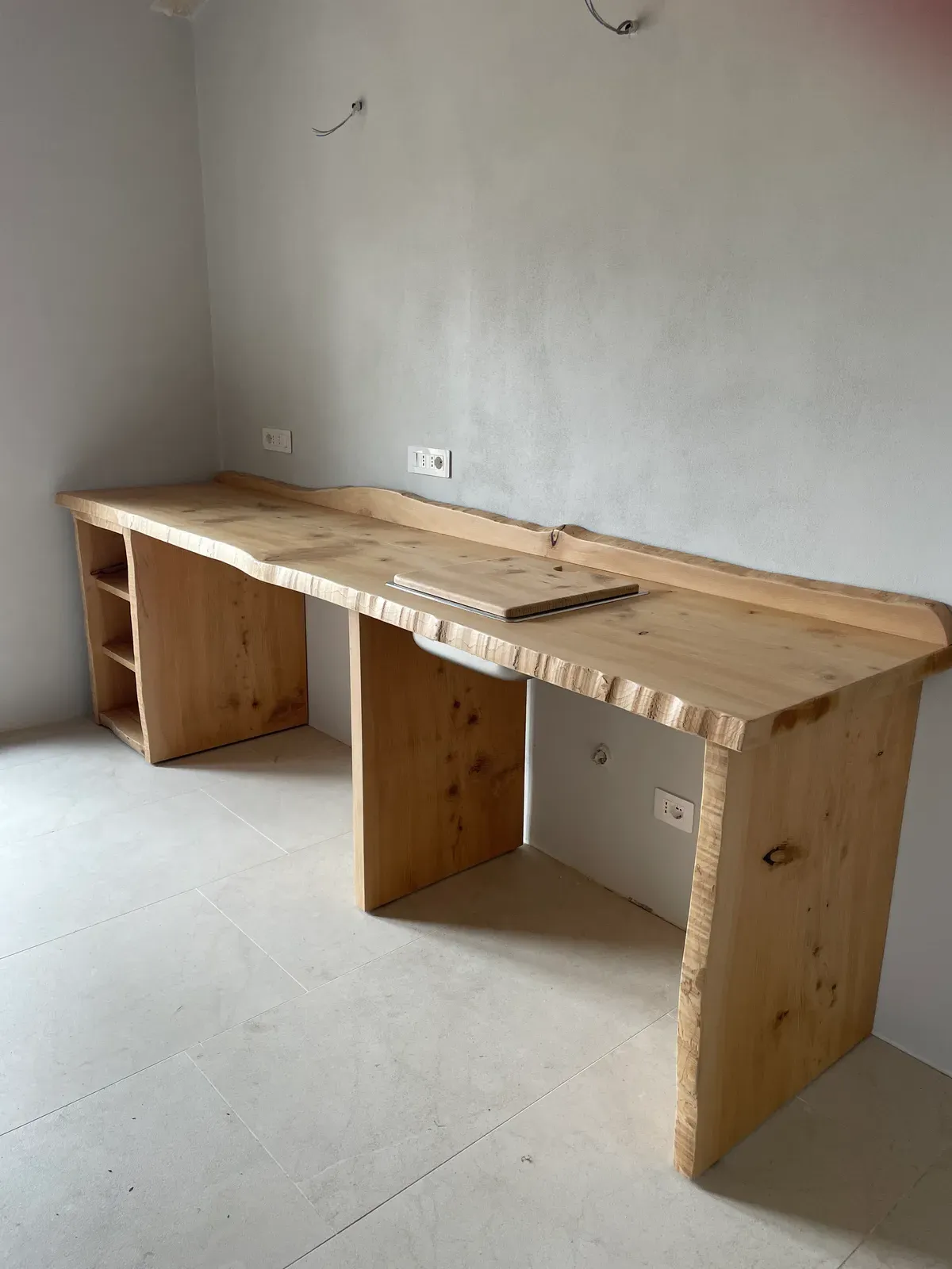 Scrivania su misura in legno massello con bordo naturale